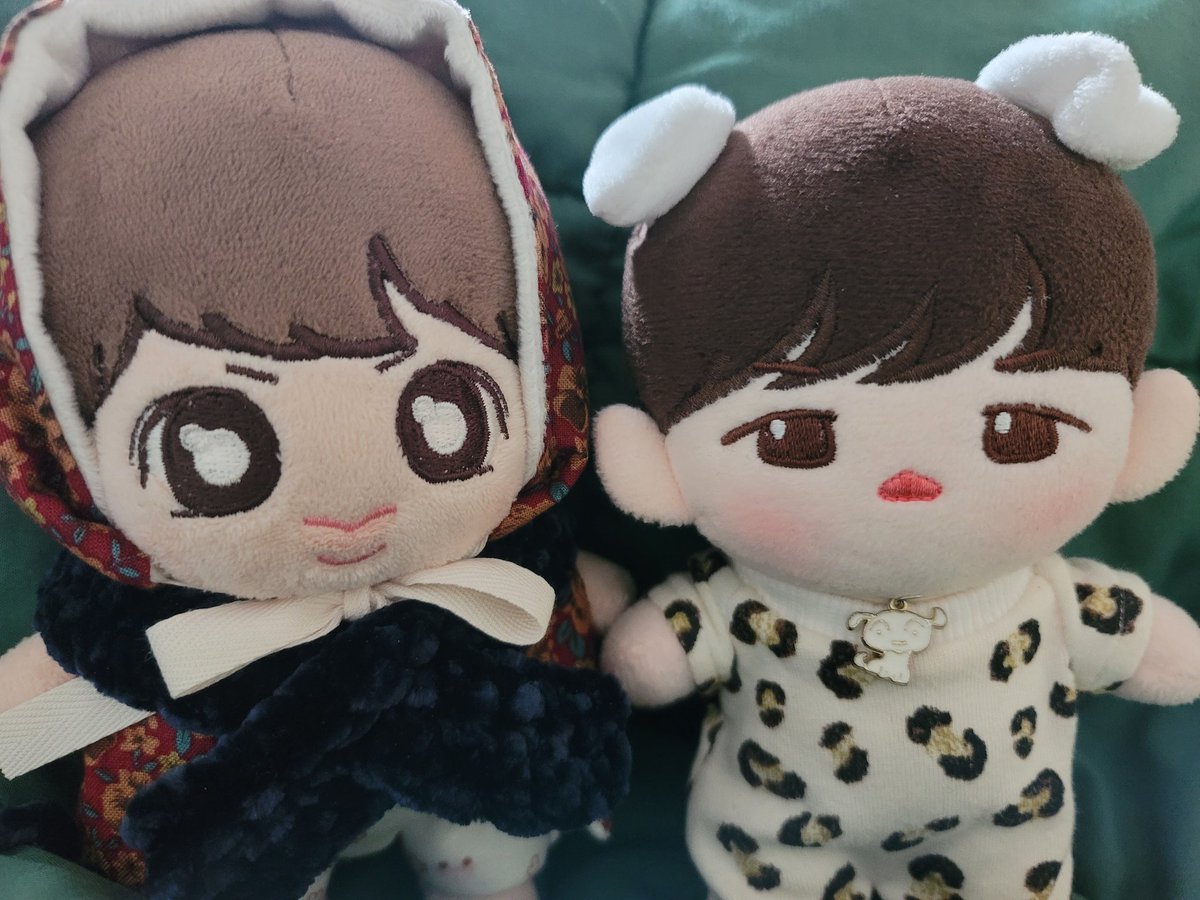 이브에 3차맞은 뉴나덕에
놀러온 콩이마저 크리스마스파티도 못해찌😭😭 미안해💕

#짼구 #작콩이 #셍콩이