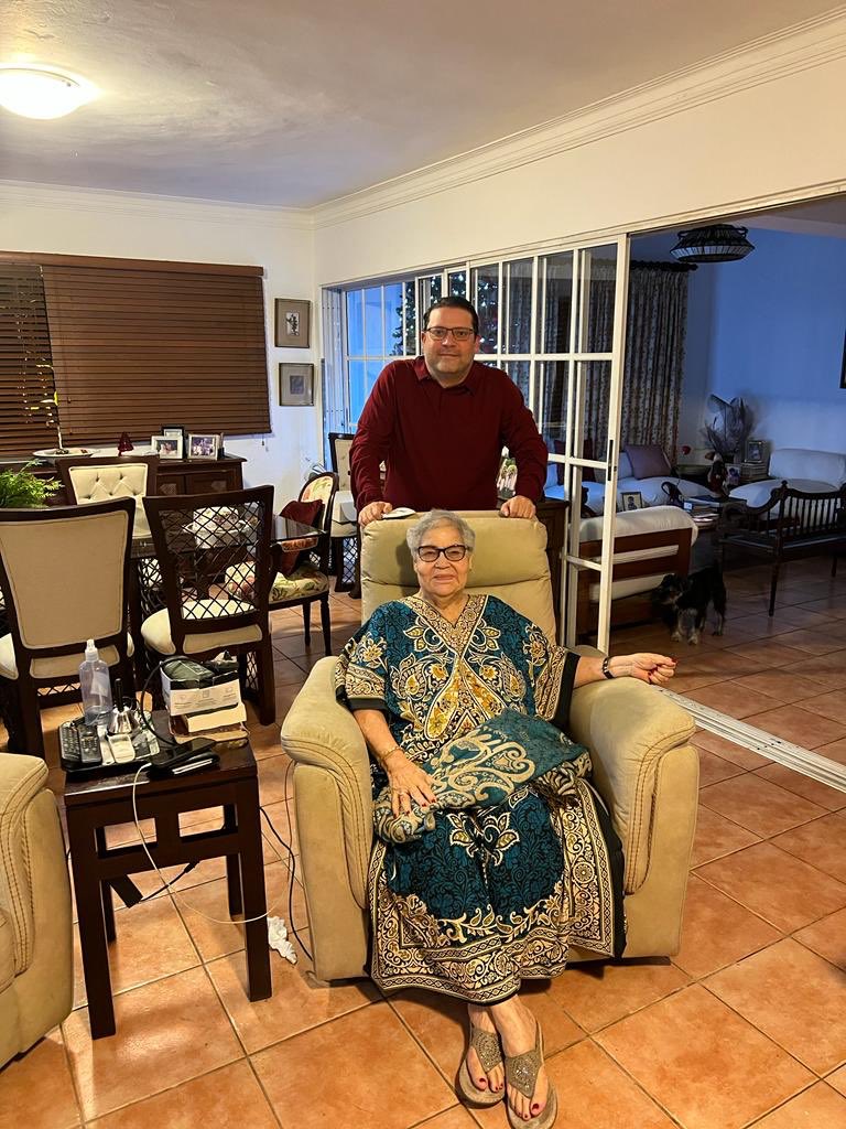 SanzLovaton's tweet photo. Hoy esta de cumpleaños mi mejor amiga. Mi madre. 80 primaveras que no es poca cosa. Sus pasos han guiado los míos. Gracias señor por el privilegio de tenerla. ¡Y ahora es que falta mambo! ¡Vamos! @ZaidaLovaton https://t.co/0CsOMCSm5L