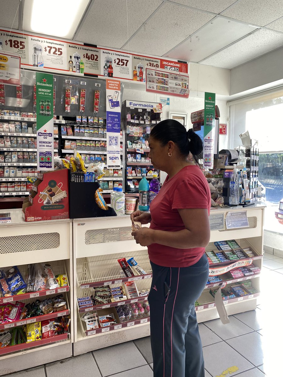 Nor73's tweet photo. @Tiendas_OXXO cajera y cliente sin cubrebocas https://t.co/CKYWGLj8er