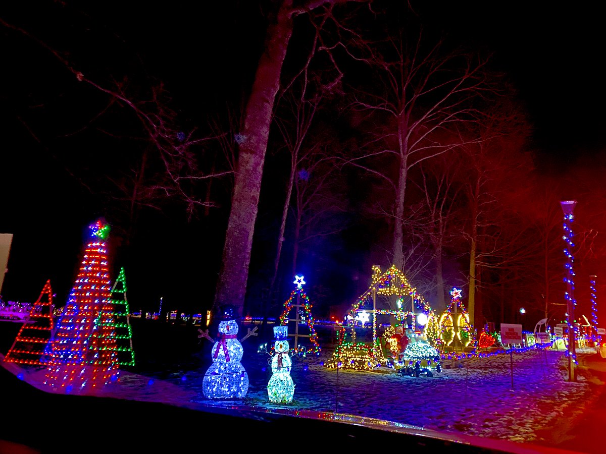 llimcole's tweet photo. Enjoying a drive through the Fantasy of Lights in Uxbridge.. https://t.co/3TXmAeHRN3 #UXLIGHTS #holiday https://t.co/8NWZbKwghV