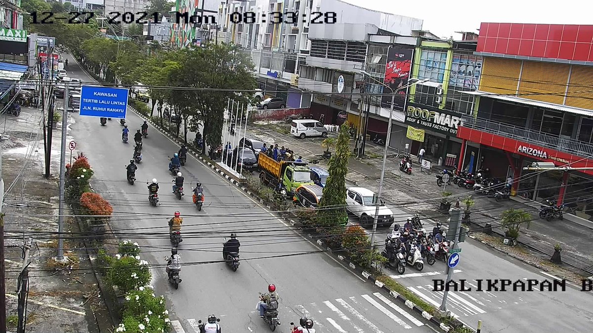 Dishub_Bpn's tweet photo. Senin (27/12/2021) Pukul 08 : 33 WITA, Situasi Lalu Lintas Simpang Balikpapan Baru terpantau ramai &amp; lancar, dihimbau kepada pengguna jalan agar tetap berhati-hati dalam Mengemudikan Kendaraan anda, Konsentrasi serta Utamakan Keselamatan bukan Kecepatan. #infolalinbpn https://t.co/CrRxrq7sco