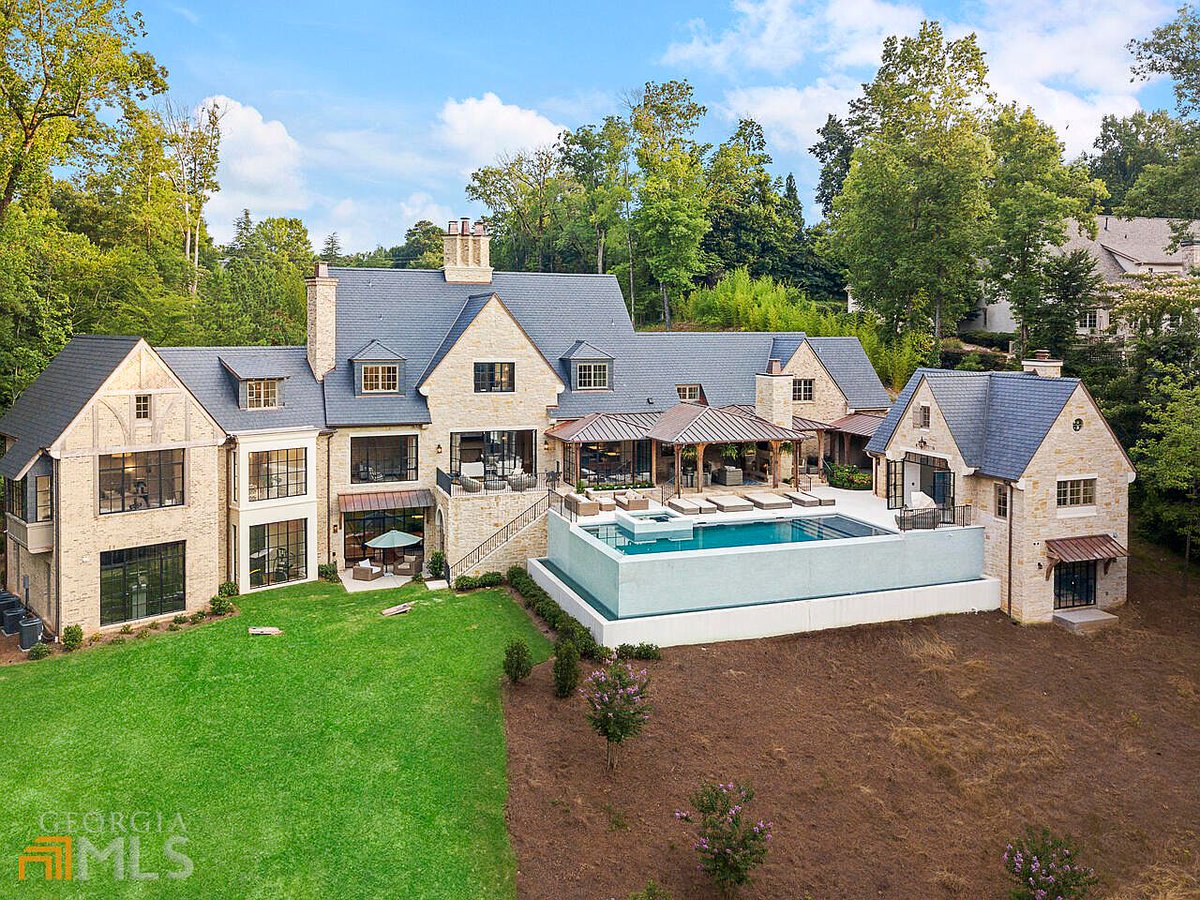 AmericasMansion's tweet photo. 4725 Northside Dr., Sandy Springs, GA is 15,000+/- square feet with 7 beds and 9.3 baths. It is listed for $9.8M with @debrajohnston 

https://t.co/SHvPA1KTQi
#atlantaga #luxuryrealestate #luxuryhomes https://t.co/AWnURqGx01