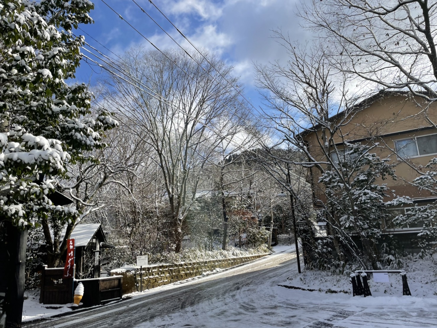 黒川温泉 Kurokawaonsen 黒川温泉 街の積雪状況です 現在は少しずつ雪が溶けてきておりますが 特に日陰は非常に滑りやすくなっております 年末にかけて雪および曇りの予報が出ておりますので お越しの方は 冬用タイヤの着用またはチェーンの携帯をおすすめ