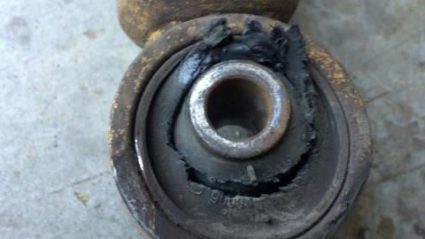 samatimemagari's tweet photo. 🚨MUHIMU

Kama gari inagonga miguu ya mbele ukiingia rough road  Possible reason ni vitu moja ya vifuatavyo vimeisha

Ball joints hizi zikichoka gari inagonga na ukichelewa zinaweza chomoka

Bushes za control arms/wishbone

Stabilizer link zikichoka pia zinagonga https://t.co/0kHZLgYqHv