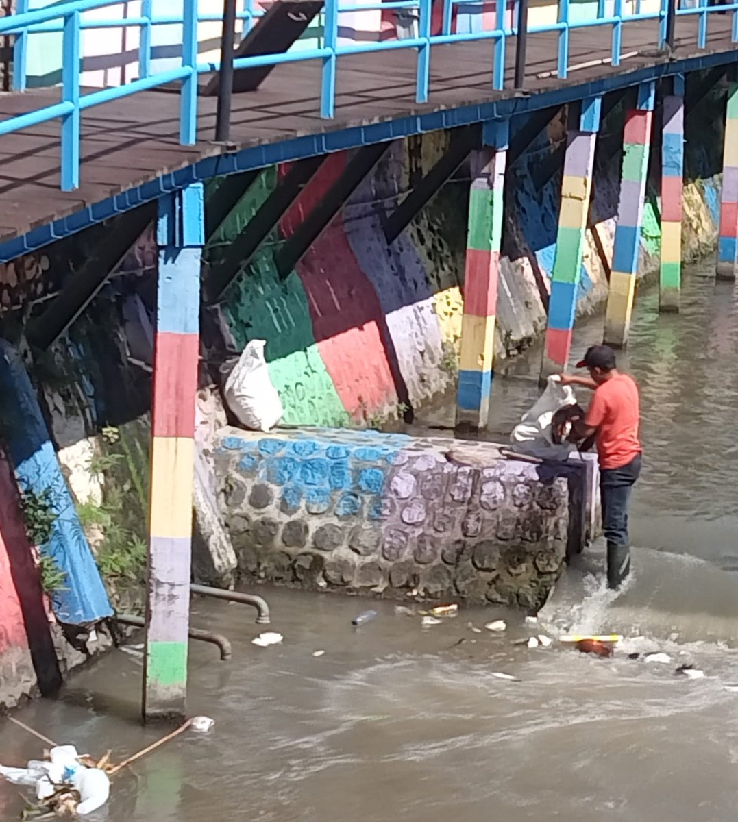 Korsda_Bwi's tweet photo. Rutinitas pembersihan sampah Kalilo saat ini terpantah bersih. Cc @PengairanBwi @p50_guntur https://t.co/3gcDJqMR8f