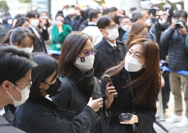 같은 언론, 같은 기자, 다른 모습들...

김건희에게는 얌전한 수강생들, 정경심 교수에게는 굶주린 하이에나 떼들...
니들이 이러고도 기자들이냐...?