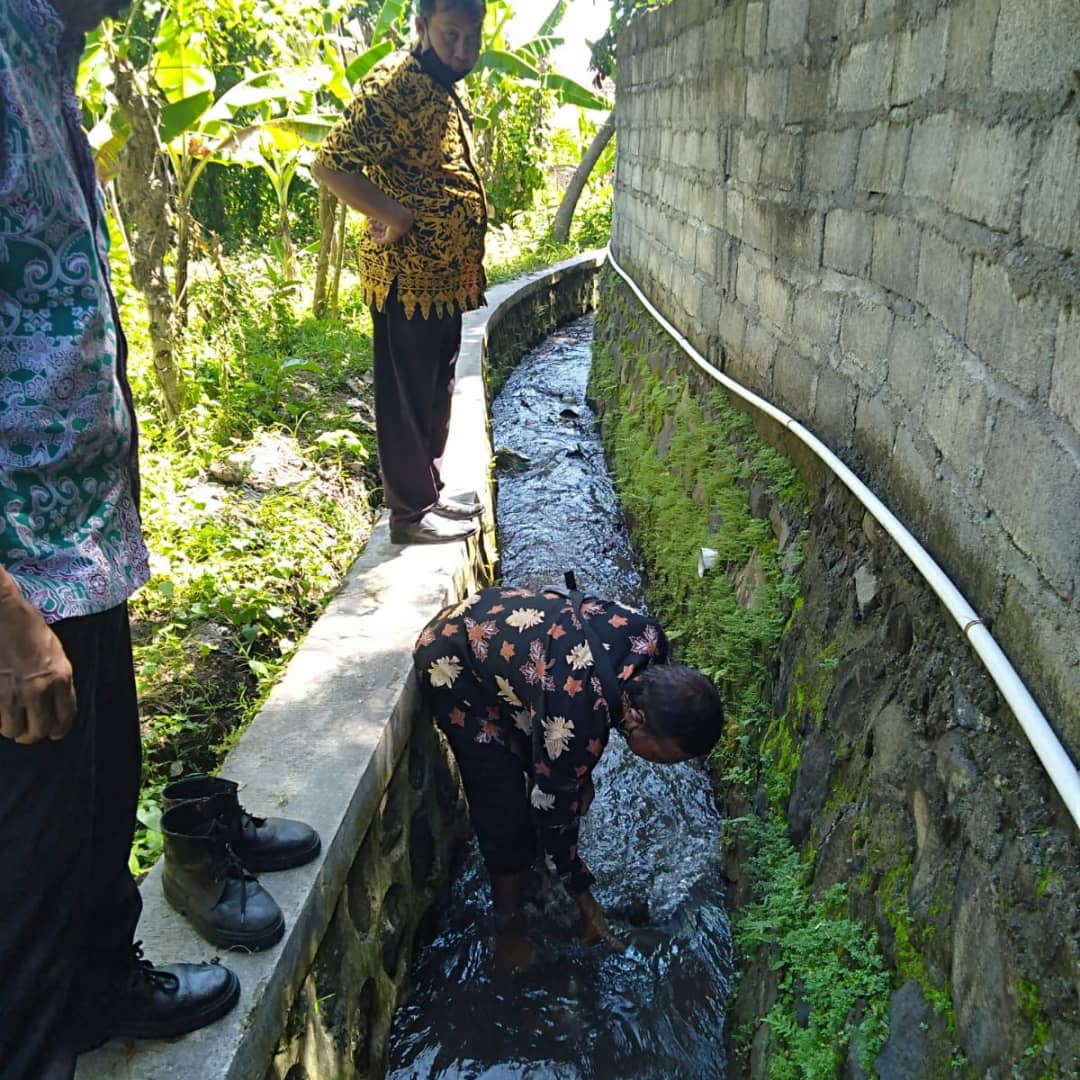 Korsda_Bwi's tweet photo. Survei lapangan saluran yang bocoran di wilayah PA Kerambangan juru Banyuwangi. Cc @PengairanBwi @p50_guntur https://t.co/5p3O8IQV9h