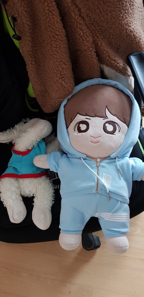 누나방서 편하게 있다가 급쫓겨난 매리와 왕셍콩떡 ㅡ항의를 하였으나 안 받아들여졌다  한다
(급 지쳐보인다 왕콩떡이 )