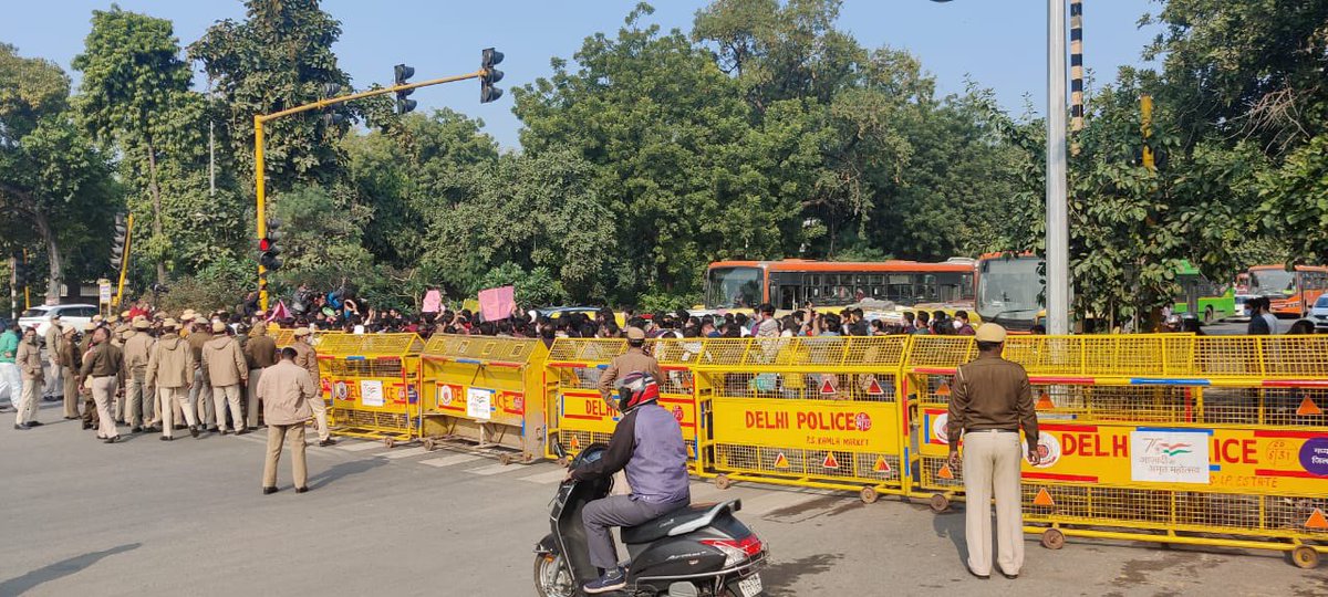 anishsingh21's tweet photo. Doctors marching towards Supreme Court from saheedi park near Maulana Azad Medical College in Delhi for #ExpediteNEETPGCounselling2021 

@FordaIndia @AsianetNewsEN #NEETPG2021 @Dr_Furquan_ https://t.co/t3Mlvk1uoS