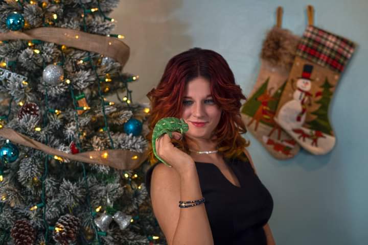 TheMelanator101's tweet photo. With being behind the camera most of the time, it's nice to be in front of it once in a while! Phone pictures don't count 😛 Self timer on my camera is nice to have. Scroll through to see a few photos with me and my chameleon Ivy :) https://t.co/Jltnhh7FjZ