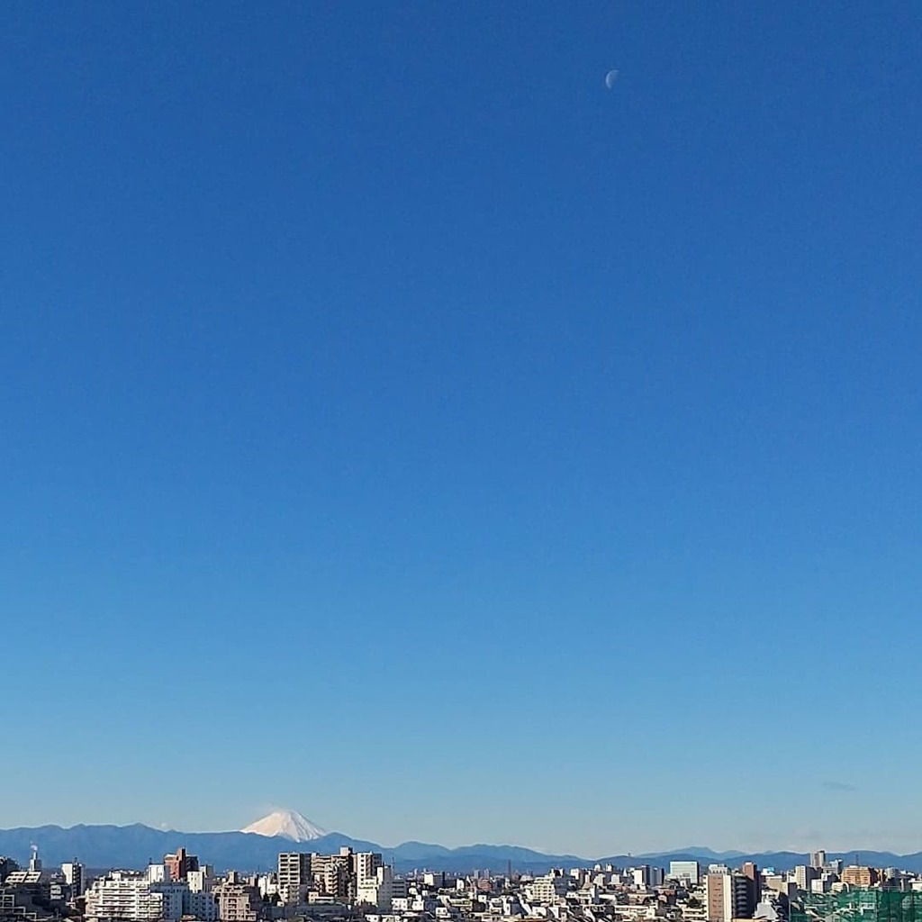 kisaki222's tweet photo. 冬の富士山、昼の月付き
#さっむっっっ #mtfuji #年末だあーーー #totweet https://t.co/C7lMakFEpk https://t.co/GksgrtmVq3