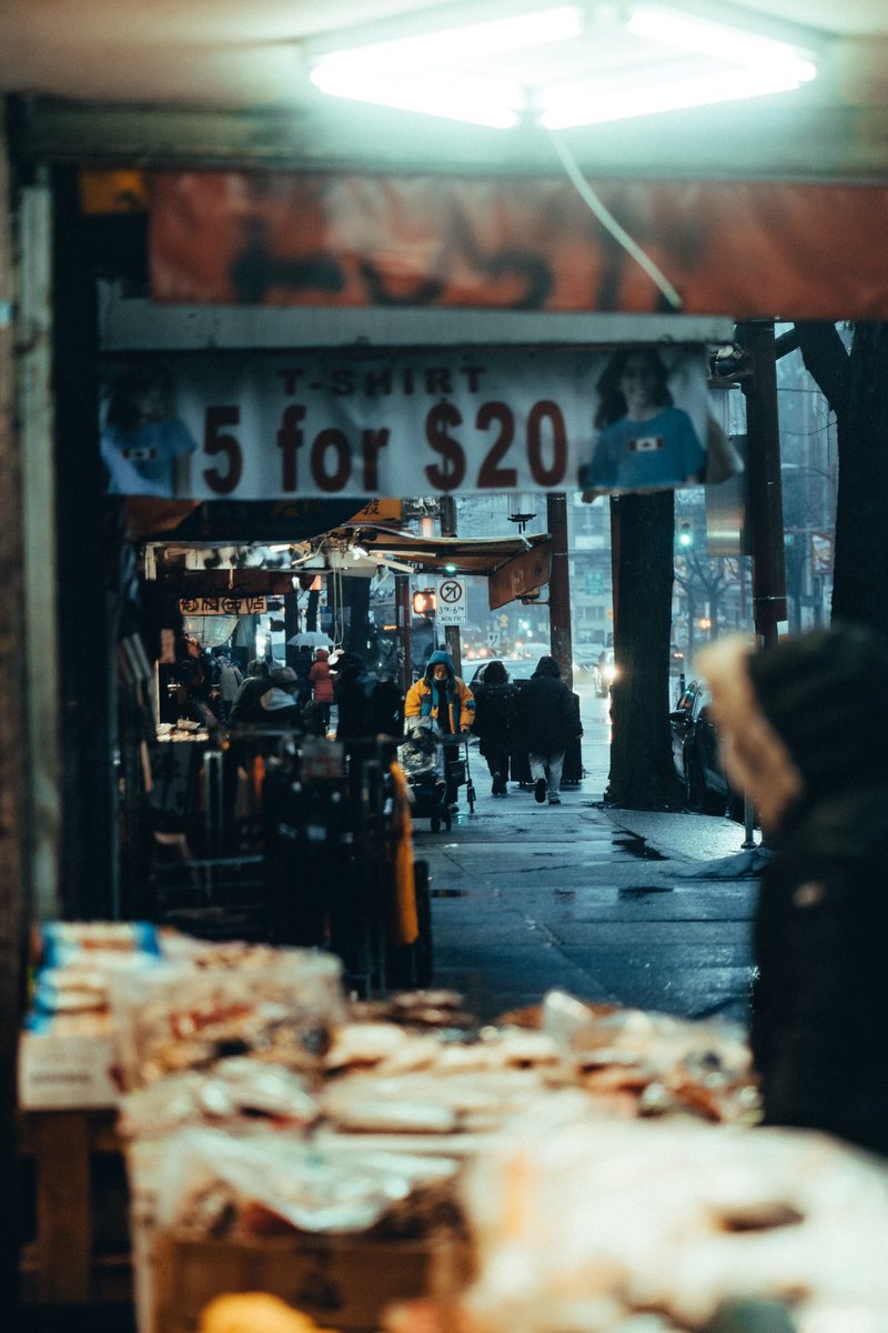 Chinatown: Chapter 8

It doesn’t taste like summer anymore. 

#vancouver #streetphotography #street #photography #streetmobs #art