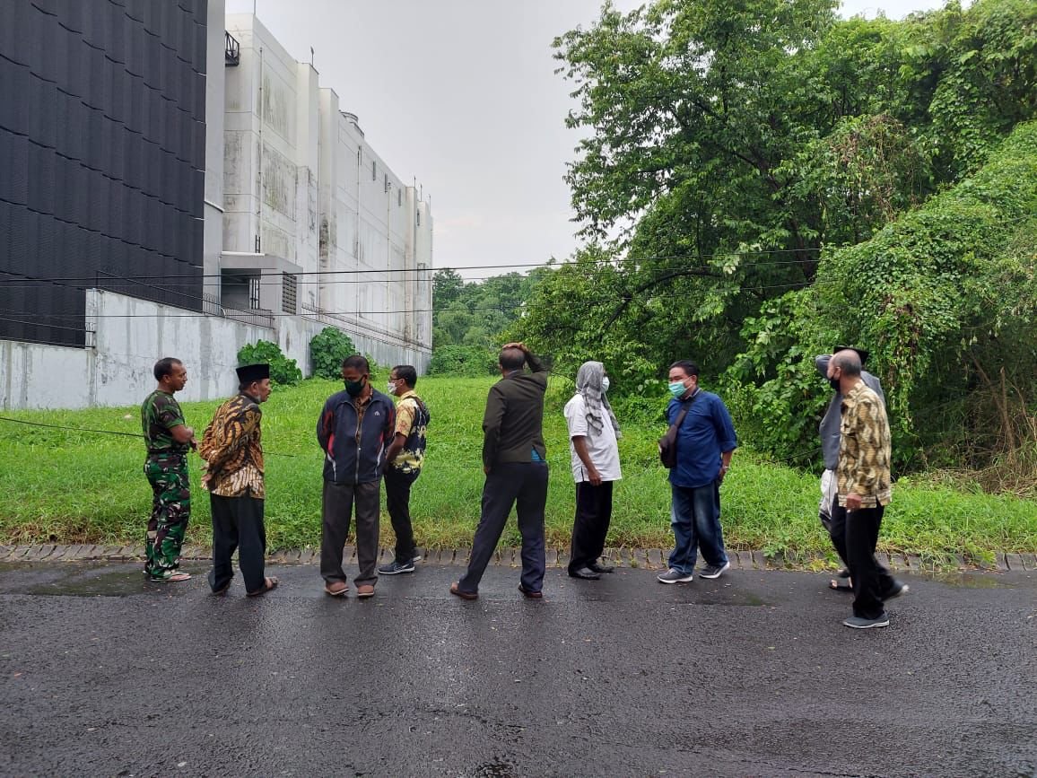 andreasharsono's tweet photo. GKI Citraland, Surabaya, dihambat membangun gedung gereja di kelurahan Lakarsantri. Izin sudah diusahakan penuh namun sebuah gerakan atas nama Islam keberatan. Ibadah dilakukan dalam ruko https://t.co/AbAHBVUmfG https://t.co/cZ3XA7y6Pe
