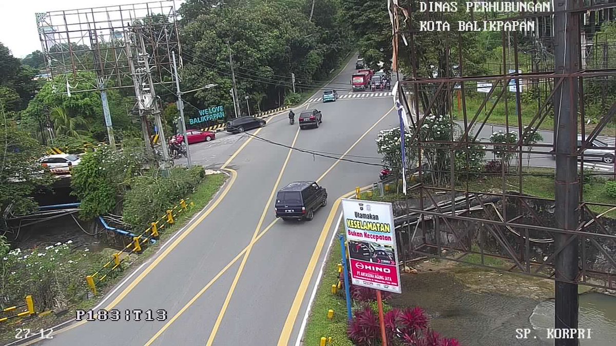 Dishub_Bpn's tweet photo. Senin (27/12/2021) Pukul 09 : 53 WITA, Situasi Lalu Lintas Simpang KORPRI terpantau ramai &amp; lancar, dihimbau kepada pengguna jalan agar tetap berhati-hati dalam Mengemudikan Kendaraan anda, Konsentrasi serta Utamakan Keselamatan bukan Kecepatan. #infolalinbpn https://t.co/I4eGJFUM9m