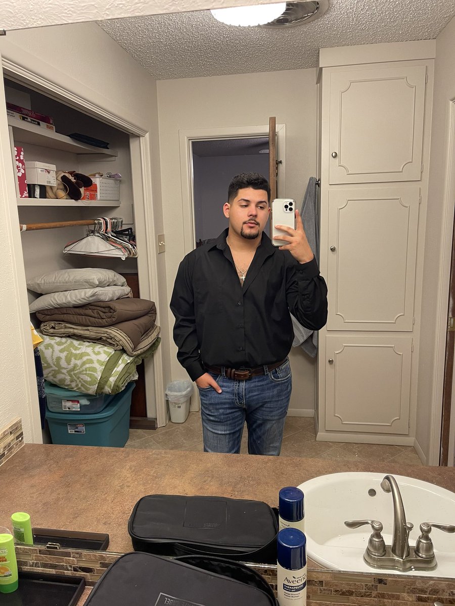 100trz's tweet photo. baggy shirt my bad https://t.co/OSPkqxxlq5