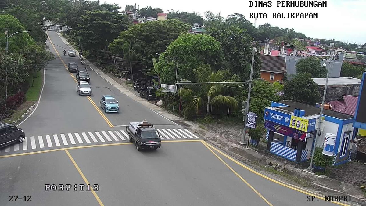 Dishub_Bpn's tweet photo. Senin (27/12/2021) Pukul 09 : 53 WITA, Situasi Lalu Lintas Simpang KORPRI terpantau ramai &amp; lancar, dihimbau kepada pengguna jalan agar tetap berhati-hati dalam Mengemudikan Kendaraan anda, Konsentrasi serta Utamakan Keselamatan bukan Kecepatan. #infolalinbpn https://t.co/I4eGJFUM9m