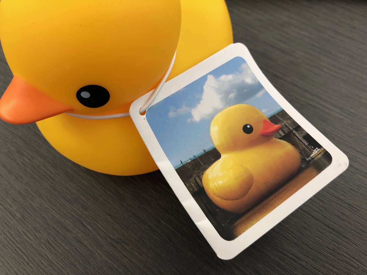 限定レプリカ🐥の首元のタグには、「ラバー・ダック」の作品に込められ