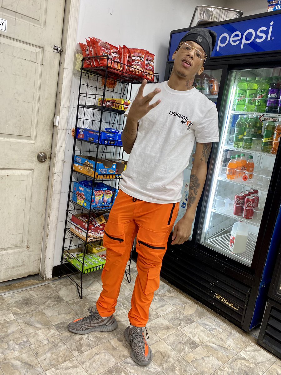 solidyunginn_'s tweet photo. Fuck that money up on stupid shit 
 All these hoes on me I don’t remember who i hit
&amp; I keep poles on me idgaf who I’m w https://t.co/YtGvQZAegI