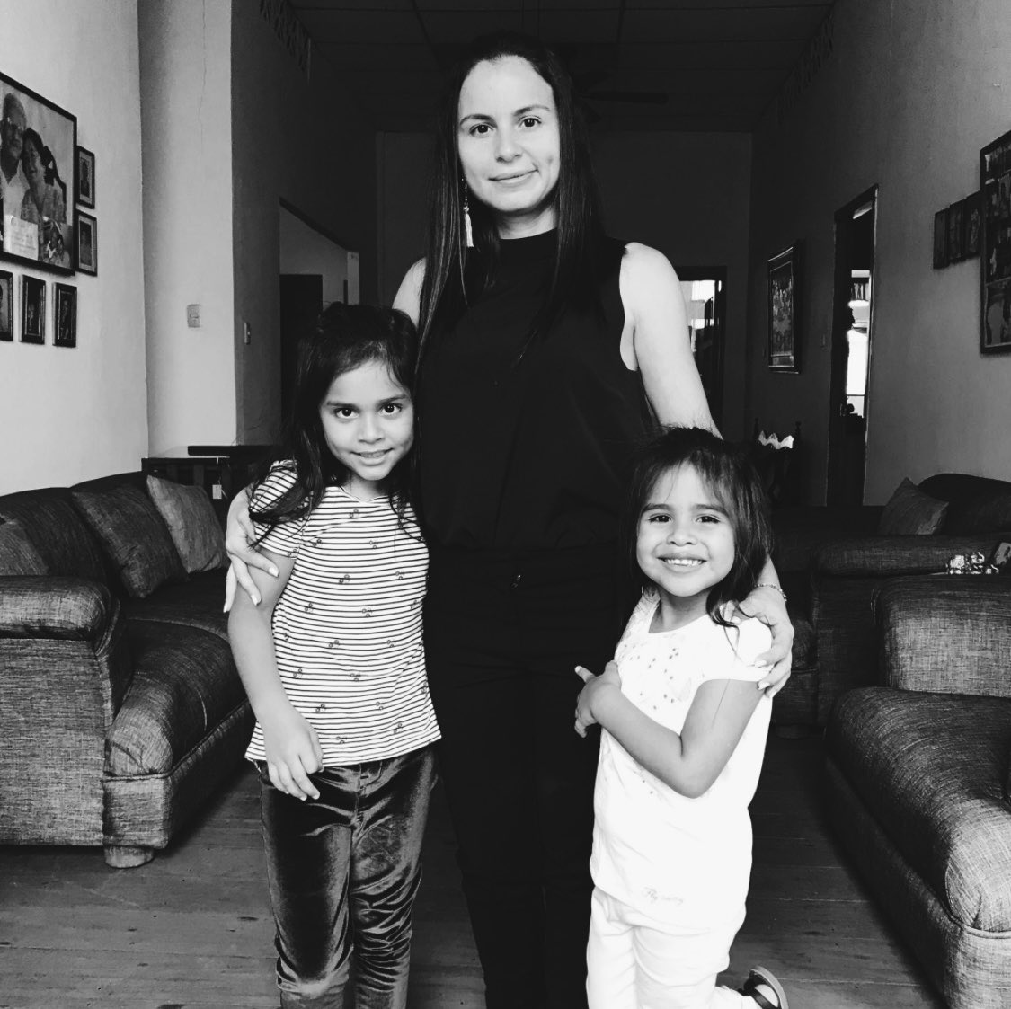 1 año y 1 mes… simplemente triste
Fueron víctimas de feminicidio en Vinces, Los Ríos. Mi mamá y mis hermanas pequeñas. Exigimos justicia a las autoridades correspondientes <a href="/DianaSalazarM2/">D Salazar</a> <a href="/FiscaliaEcuador/">Fiscalía Ecuador</a> <a href="/CJudicaturaEc/">Consejo de la Judicatura</a> <a href="/CepamGuayaquil/">CEPAM-Guayaquil</a>