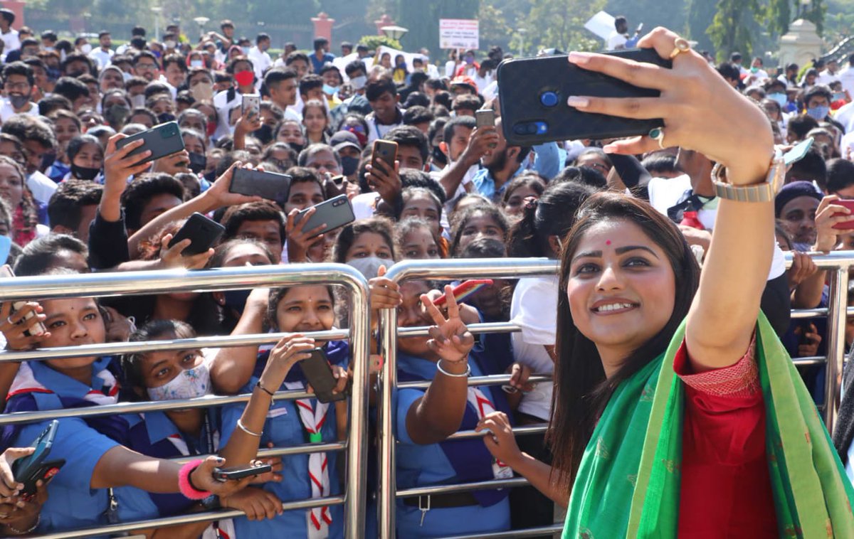 vkbrand2018's tweet photo. ''ಮಾದಕ ವಸ್ತುಗಳ‌ ವಿರುದ್ಧ ಕರ್ನಾಟಕ'' ಅಭಿಯಾನದಲ್ಲಿ ನಿಟ್ಟಿನಲ್ಲಿ ನೆರೆದಿದ್ದ ಯುವ ಸಮೂಹಕ್ಕೆ ಕಂದಾಯ ಸಚಿವರಾದ ಸನ್ಮಾನ್ಯ @RAshokaBJP ಪ್ರತಿಜ್ಞೆ ಬೋಧಿಸಿದರು. #vkkarnatakaagainstdrugs @Govt_Karnataka @ExpertEduGroup @Vijaykarnataka @editor_vk @KarunadaKattona @MarketingKarna1 https://t.co/zKRy5mGBpW