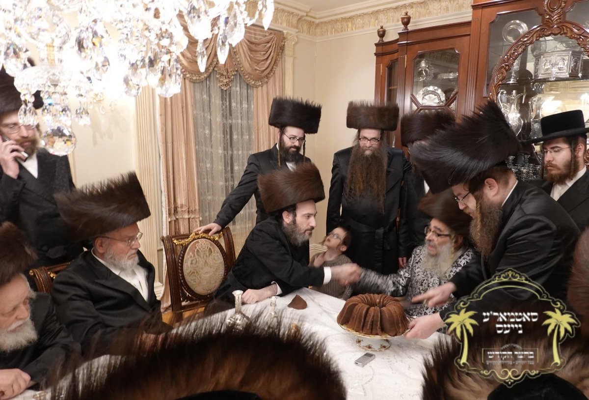 satmara_niyes's tweet photo. כ''ק מרן רבינו הגה''ק שליט''א נעכטן מוצש''ק אין שטוב פון הרבני הנגיד ר' עקיבא הערש קליין הי''ו.

▫️ סאטמאר'ע נייעס 🌴 ▫️ https://t.co/Utzc7pLUuH