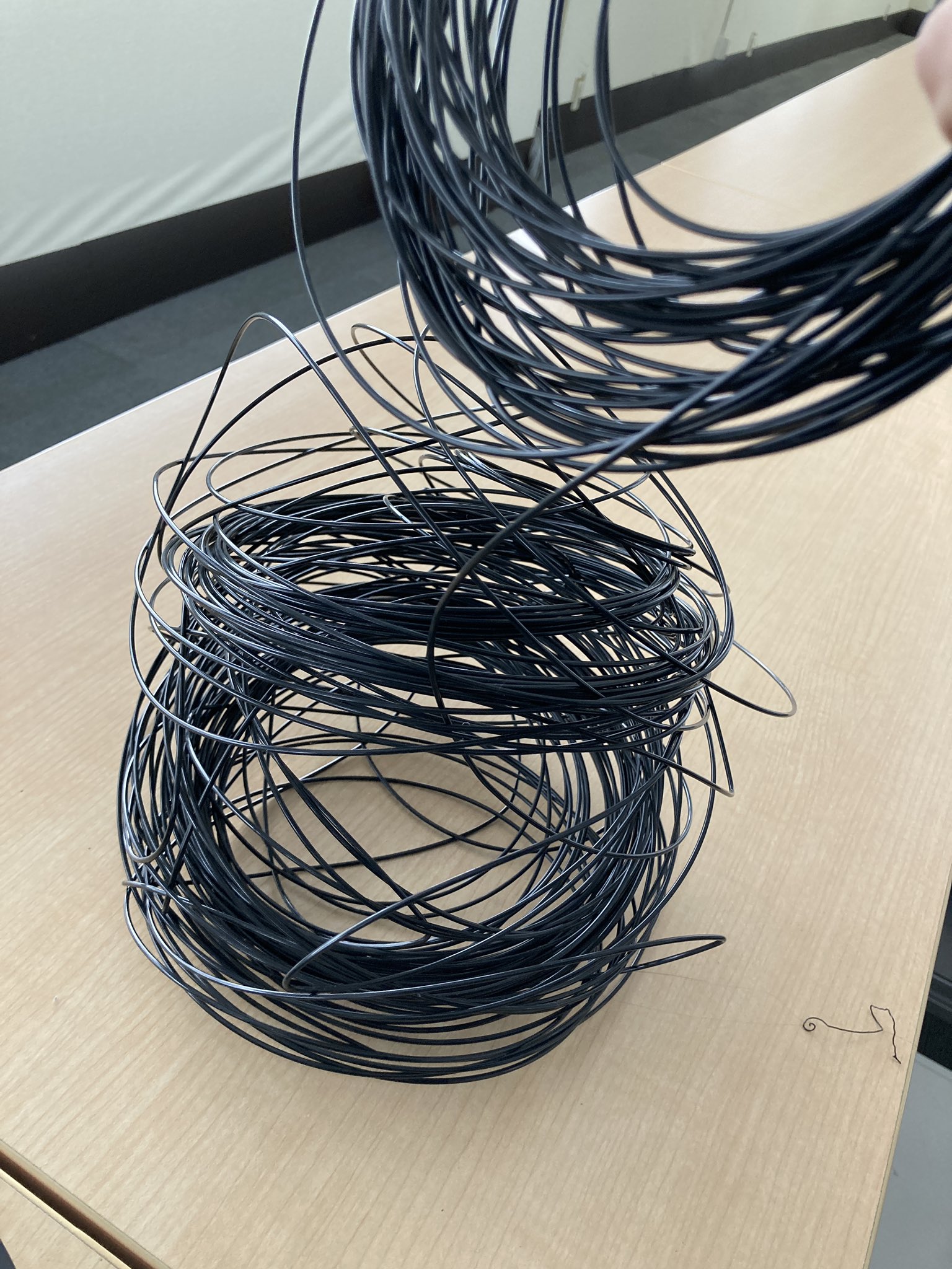 まー 3dcad 3dプリンターマスター 急募 生産性高く過ごす事を意識している 私にとって フィラメントの絡まりを 直すことは時間のムダです 電気系の仕事をしてるので 電線が絡まってる時も悩んでました そもそも絡まり防止をしろって話ですが