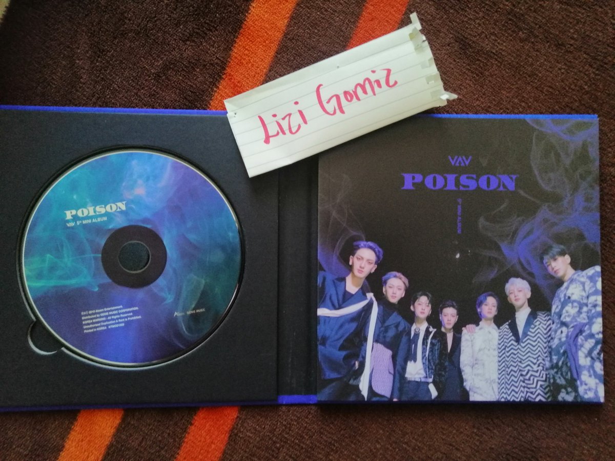 Lizav1596's tweet photo. Hola #VAMPZ  tengo en venta este photobook de #Poison  con el CD, ambos en excelentes condiciones 😊
$240 + envío
Cuento con referencias ✨
#vav #vampz #vampzMéxico #vavmexico #vavpoison https://t.co/o0pLbLaA18