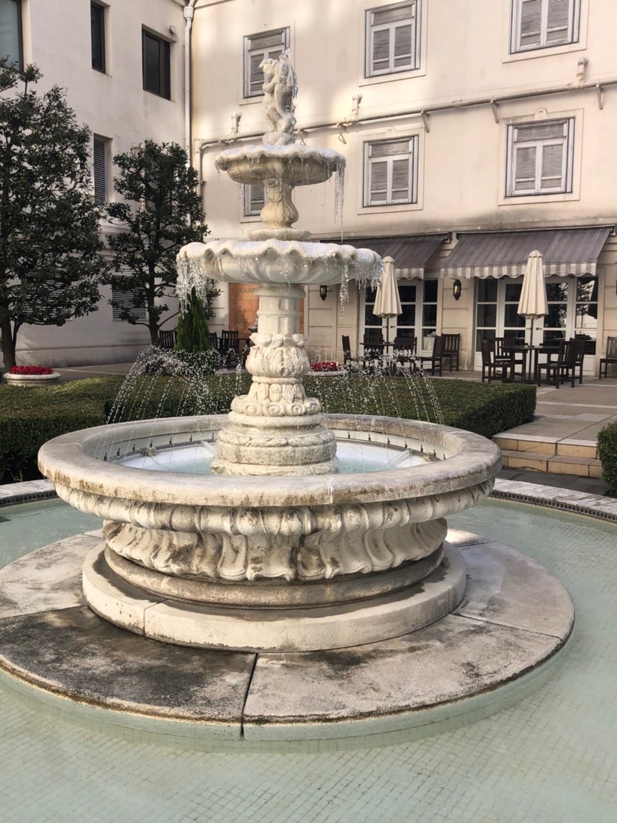 今年1番の寒さで迎えた朝。 本館中庭の噴水に艶やかな氷柱ができてい