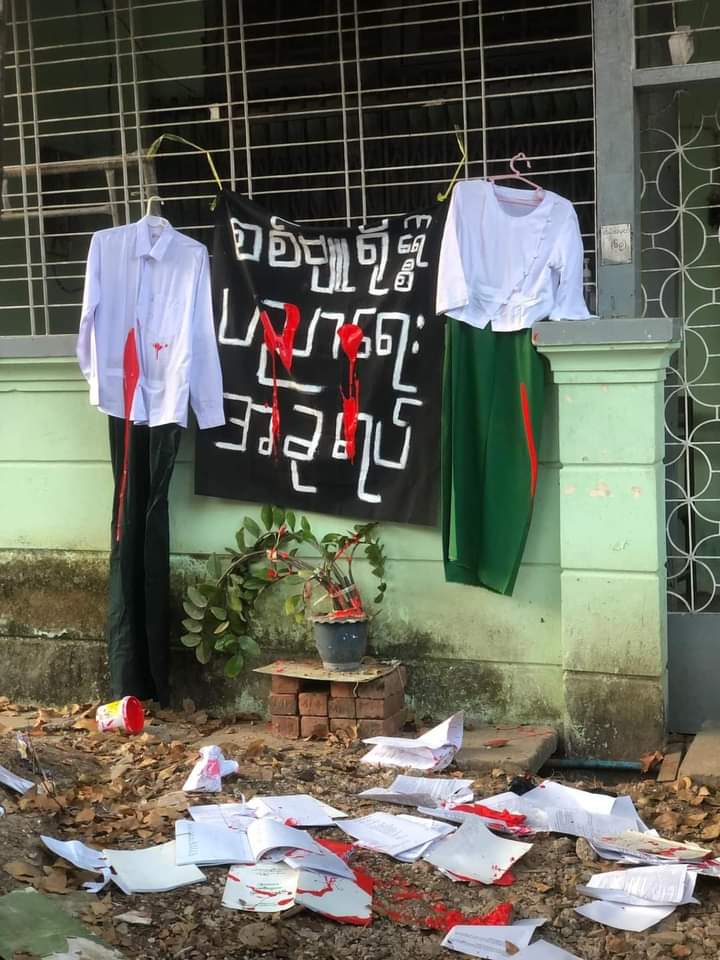 NantEiThandar's tweet photo. "စစ်ဗျူရိုက​ရေစီပညာ​ရေး အခုရပ်"
Students unions of #Tamwe tsp, #Yangon staged the anti-coup movemnet to boycott military slave education.
#WarCrimesOfJunta
#Dec27Coup  
#WhatsHappeningInMyanmar https://t.co/8onNUx034O
