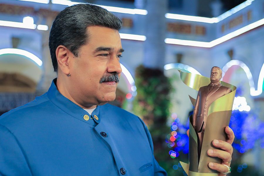 NicolasMaduro's tweet photo. Luego de 2 años en Pandemia, finalmente llegó a mis manos el hermoso premio “Personalidad Internacional del año 2019”, otorgado por el canal de televisión, Al Mayadeen. Sigamos siendo fieles defensores de las causas justas para la construcción de un mundo mejor. ¡Muchas gracias! https://t.co/T7ng5f3FWU
