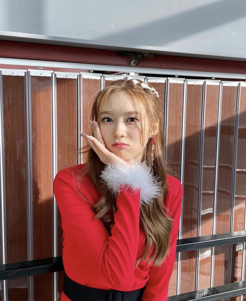 maysarchives's tweet photo. 211225  © cherrybullet instagram  
✧ #체리블렛 #메이 #MAY #CherryBullet https://t.co/7FVeJbbaE5
