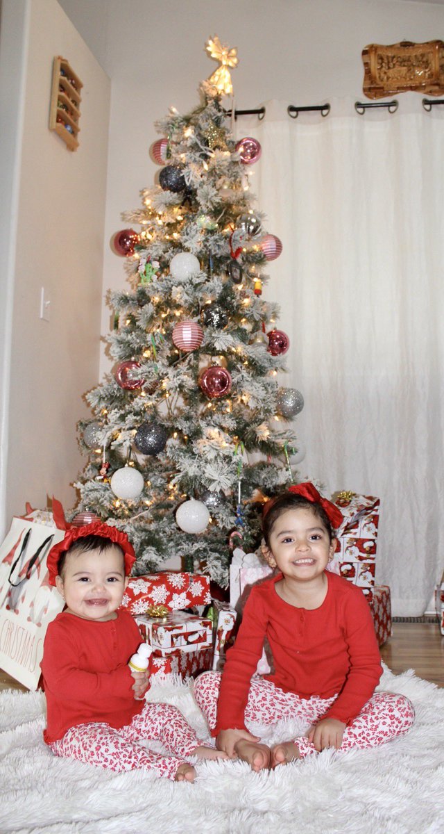DeeRose1011's tweet photo. Doy gracias a Dios por el mejor regalo que he recibido en mi vida. Gracias por tanto. Por la vida, por la vida de mis princesas, las dos razones de vivir! Que más puedo pedir?! Si al lado de ellas lo tengo todo!!! 🎄✝️♥️
#feliznavidad2021 #misprincesas #misbendiciones #mitodo https://t.co/0eQY4MiH4V