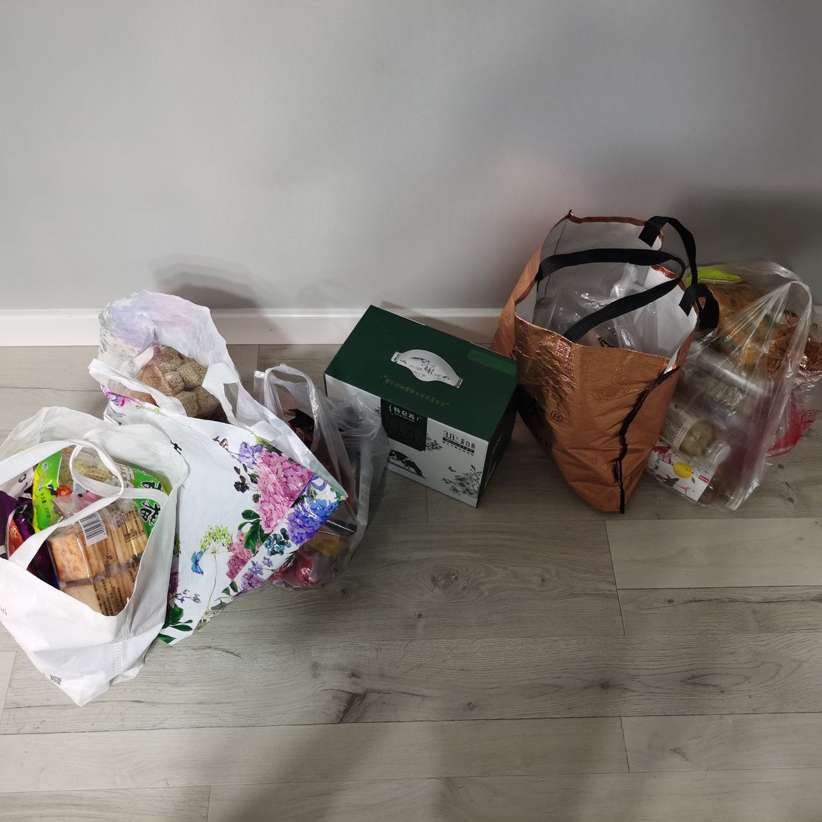 补充粮草，严格落实防疫要求，不下楼，不出户，抗疫必胜！西安加油！