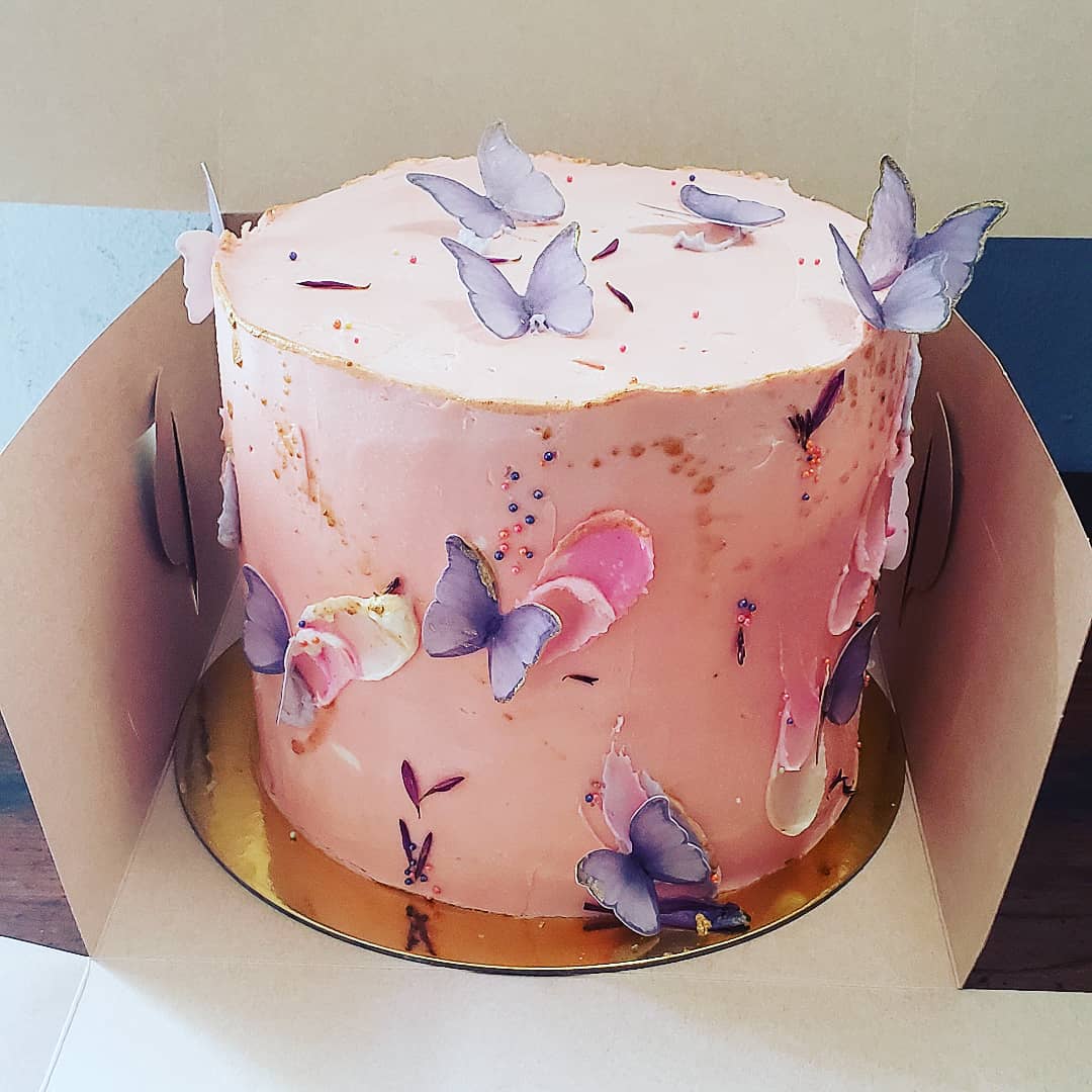 cbi777's tweet photo. A little early Sunday morning action because, Christmas weekend or not, we don't stop. Butterscotch cake. #bmanis #customcakes #birthdaycake #butterscotch #butterscotchcake #butterflies #thesugarplumfairystrikesagain https://t.co/SBxhmNhMiO