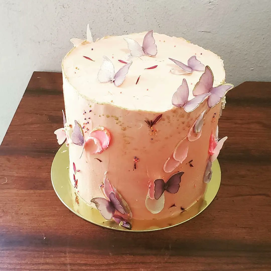 cbi777's tweet photo. A little early Sunday morning action because, Christmas weekend or not, we don't stop. Butterscotch cake. #bmanis #customcakes #birthdaycake #butterscotch #butterscotchcake #butterflies #thesugarplumfairystrikesagain https://t.co/SBxhmNhMiO