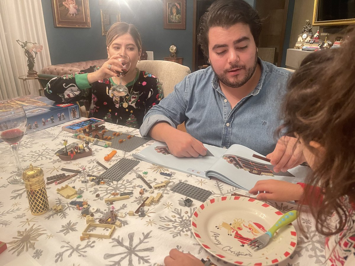 Skullspliter1's tweet image. This 3 entitle Brats , took possession Harry Potter Lego I got for Xmas 🎄 😡😡😡😡😡😡☹️☹️☹️😜😜 #spolied #Christmas #familytime , well i gues i have more wine to enjoy 🍷, BTW Titan the f… Up !!!