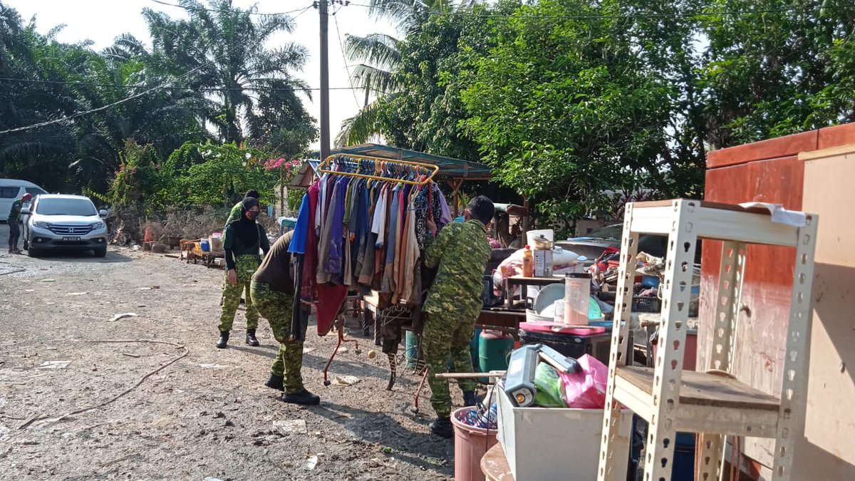 TKPjR Mohd Sazali Mohd Zin, TKP (Operasi) RELA mengetuai program gotong royong pasca banjir di rumah Sjn Asuad (Bhgn Persenjataan) yg turut dilanda banjir.
#SetiaBerbakti #daruratbanjir

<a href="/KDNPUTRAJAYA/">KDN🇲🇾</a> <a href="/dhzhamzah/">Hamzah</a> <a href="/IsmailSaid087/">DS Dr. Ismail Mohamed Said</a> <a href="/jonathanyasin/">jonathan yasin</a> <a href="/wandahlan/">Wan Ahmad Dahlan</a> <a href="/yahyakgc/">Yahya Sulaiman</a> <a href="/SazaliZin/">Mohd Sazali Mohd Zin</a>