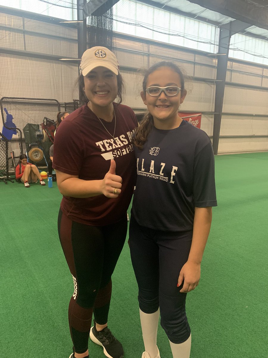 lrdeleon2's tweet photo. When you strive to be the best you get to train with the best! Thanks for taking the time to give this little girl a smile! @haley45lee https://t.co/AdBHKPpuwo