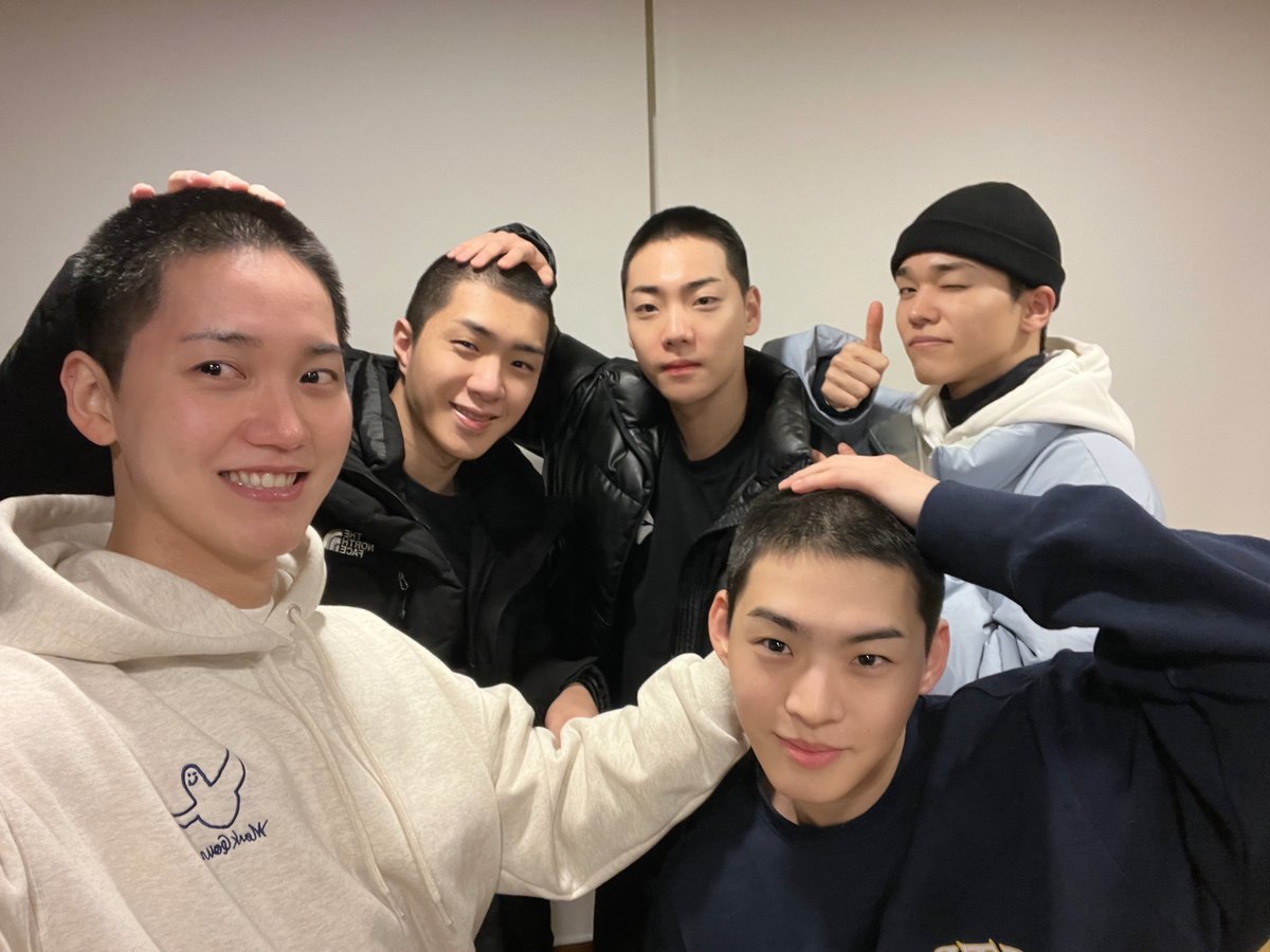 wm_on7off's tweet image. 늘 퓨즈에게 아낌없는 사랑을 주던 제이어스와 와이엇🥰 몇 번의 계절이 지나고 든든한 승준이와 재영이가 되어 돌아오면, 이제 평생 퓨즈 곁을 지켜줄 거예요❤ 그날까지 퓨즈들도 모두 건강하기로 약속🤙

#작댕큰댕_will_be_back👍
#온앤오프 #ONF
#제이어스 #J_US #와이엇 #WYATT