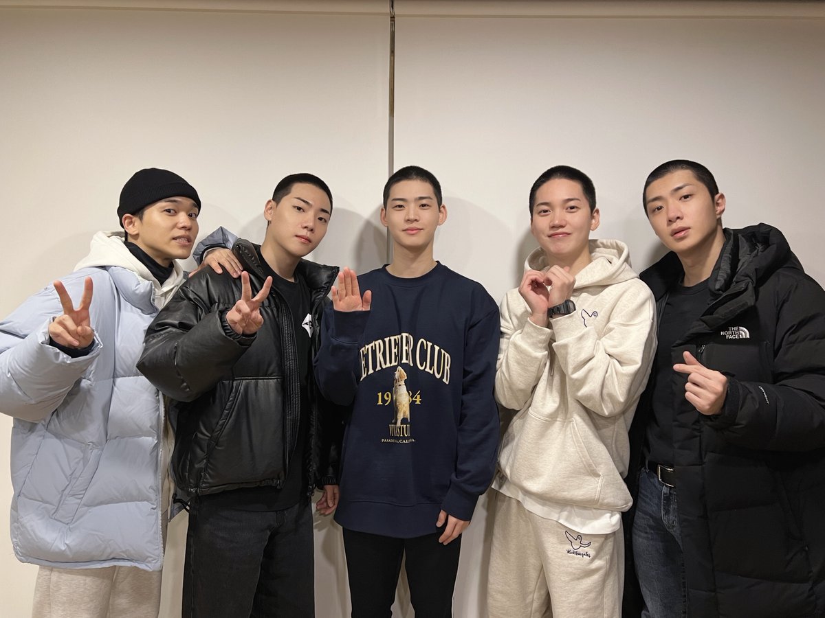 wm_on7off's tweet image. 늘 퓨즈에게 아낌없는 사랑을 주던 제이어스와 와이엇🥰 몇 번의 계절이 지나고 든든한 승준이와 재영이가 되어 돌아오면, 이제 평생 퓨즈 곁을 지켜줄 거예요❤ 그날까지 퓨즈들도 모두 건강하기로 약속🤙

#작댕큰댕_will_be_back👍
#온앤오프 #ONF
#제이어스 #J_US #와이엇 #WYATT