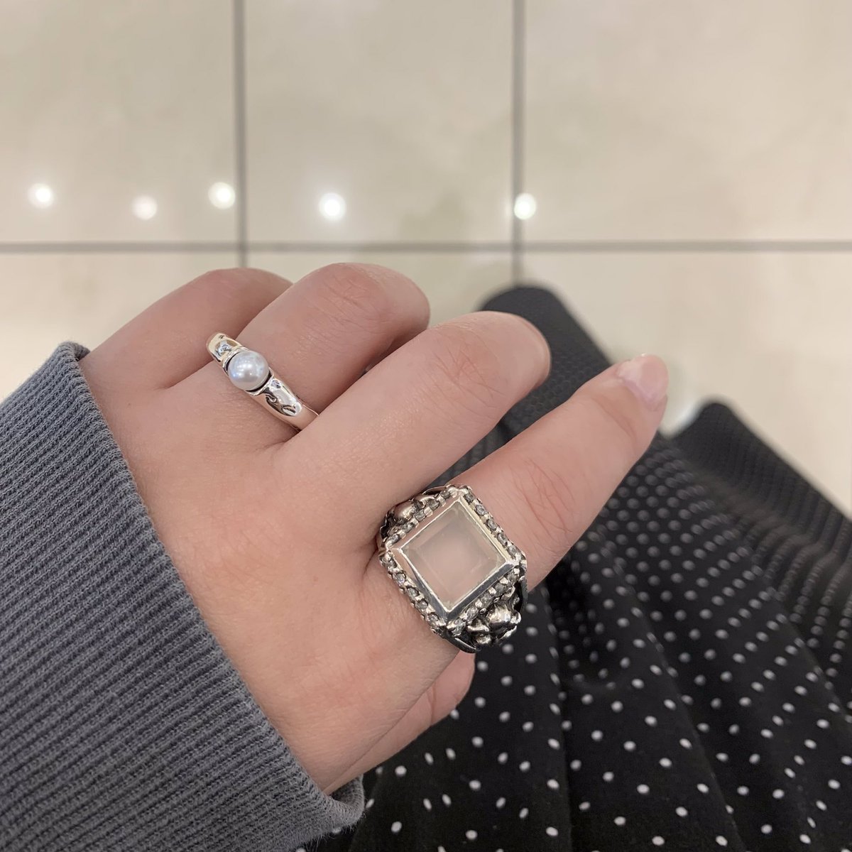 emshop_official's tweet photo. ◇福岡岩田屋店◇
e.m.25th限定商品はご覧いただけましたか?☺︎
シルバーメタルデザインのリングはオーダーを承っております。
(約1ヶ月半のお渡し)
パールのリングは店舗在庫がございます!
(当店 9号、13号、15号)
ぜひ、ご来店をお待ちしております⭐︎
#イーエム #emgrp #em_25th https://t.co/oqNx5c2wVq