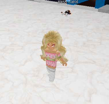 vixilm_xn's tweet photo. I still remember my first outfit in Royale High #RHfirstvslast #royalehigh https://t.co/aNnTORWq6B
