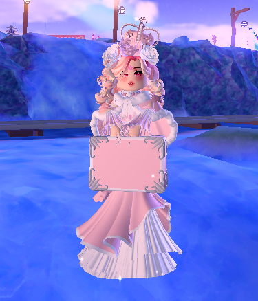 vixilm_xn's tweet photo. I still remember my first outfit in Royale High #RHfirstvslast #royalehigh https://t.co/aNnTORWq6B