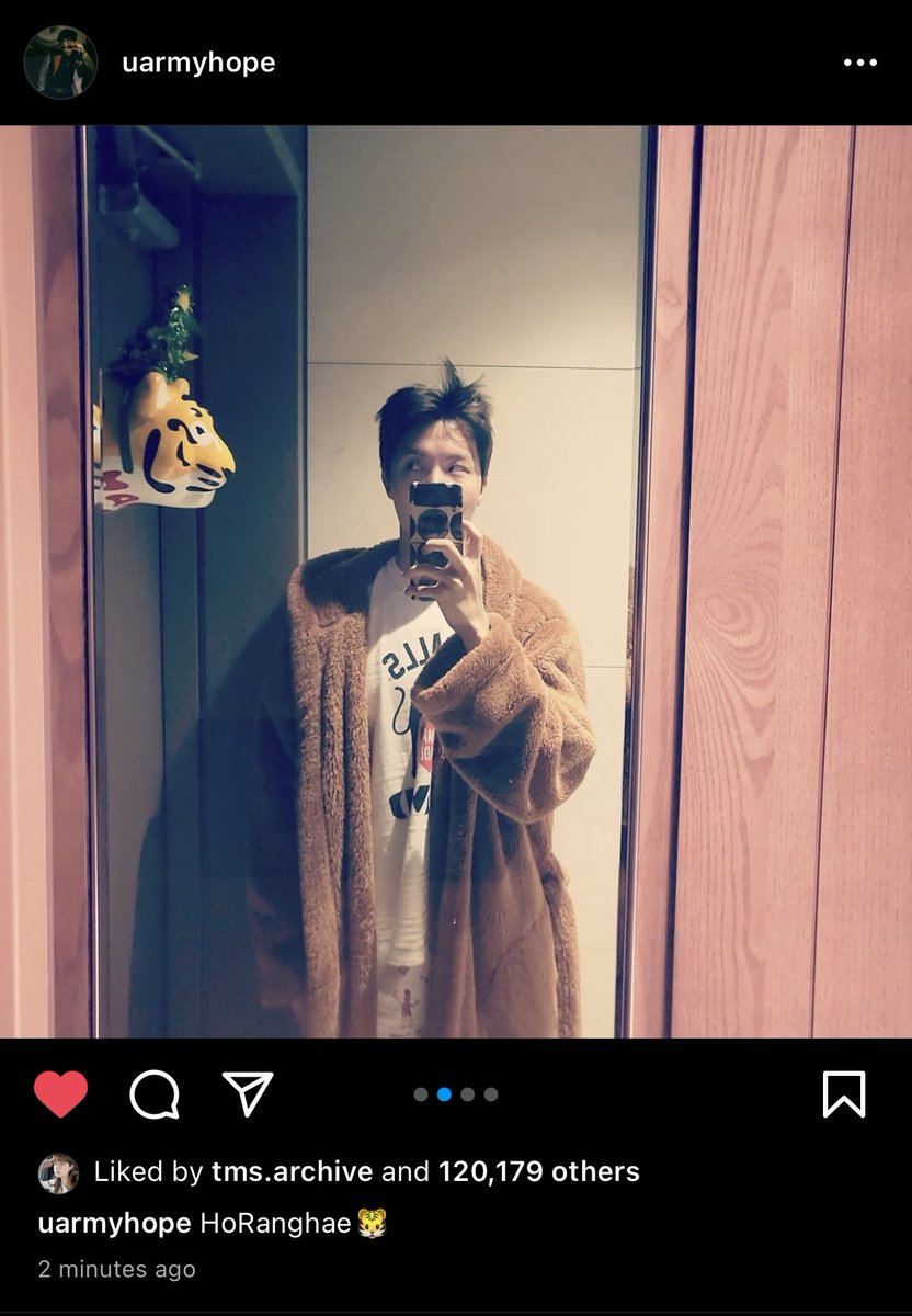 miiniyoongs's tweet photo. [211227 J-hope Instagram Post]

🐿 HoRanghae🐯 (i tiger you)

* 호랑이 (horangie) = tiger
사랑해 (saranghae) = i love you
horanghae = i tiger you https://t.co/Q2Gye0hJQy