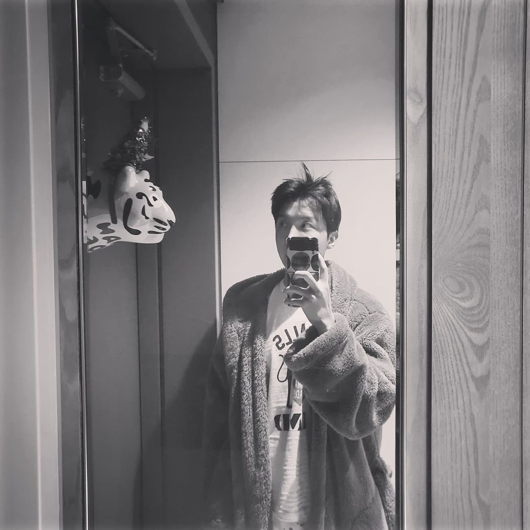 hourlyhobi's tweet photo. newest hoseok's mirror selcas just dropped!!!! https://t.co/a8iZYwMcka