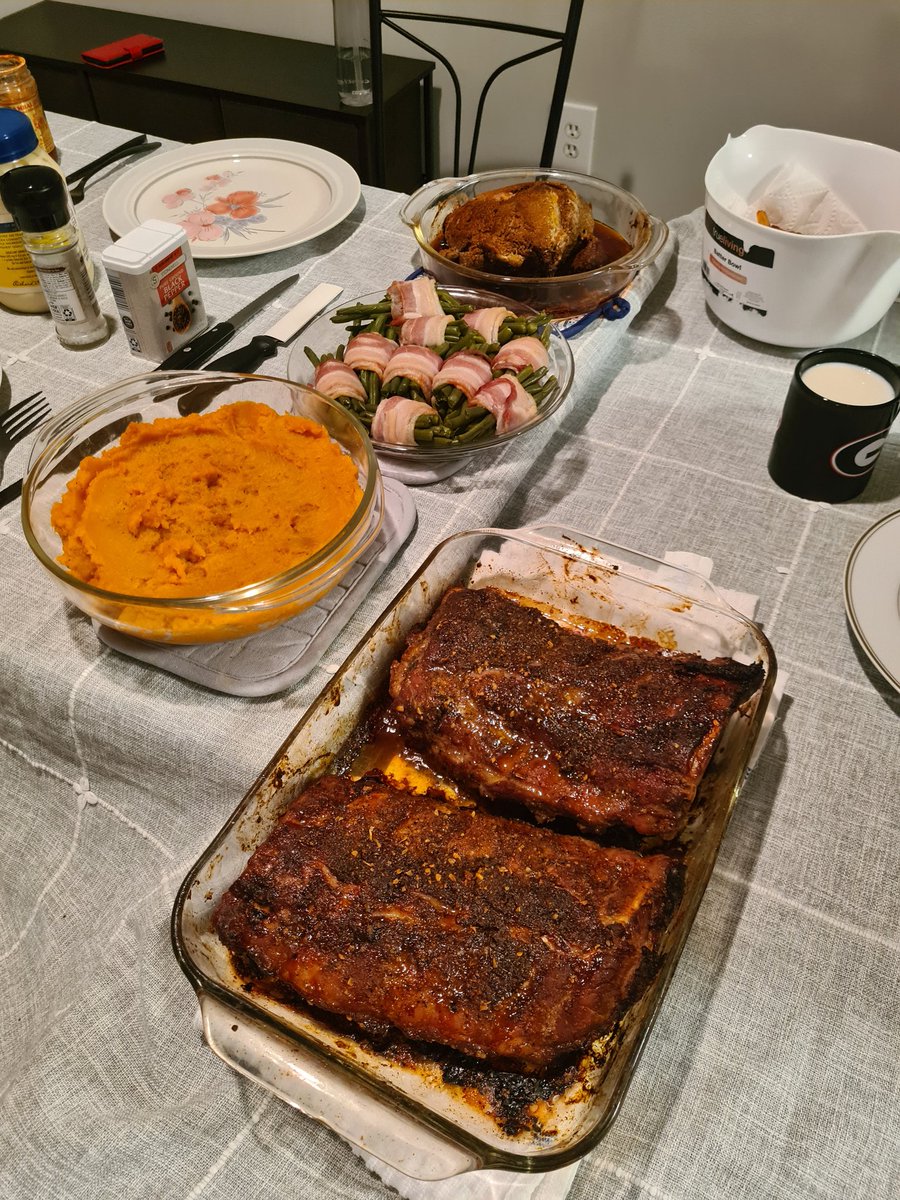 tomteselle's tweet photo. dit was zo lekker , 2de kerstdag diner met schoonfamilie , en dat hier in amerika . en schep niet graag op . maar die ribben waren echt verschrikkelijk lekker ! #dutchieabroad #dutchieintheusa #2dekerstdag #kerstdiner https://t.co/uXyXKhm7fm