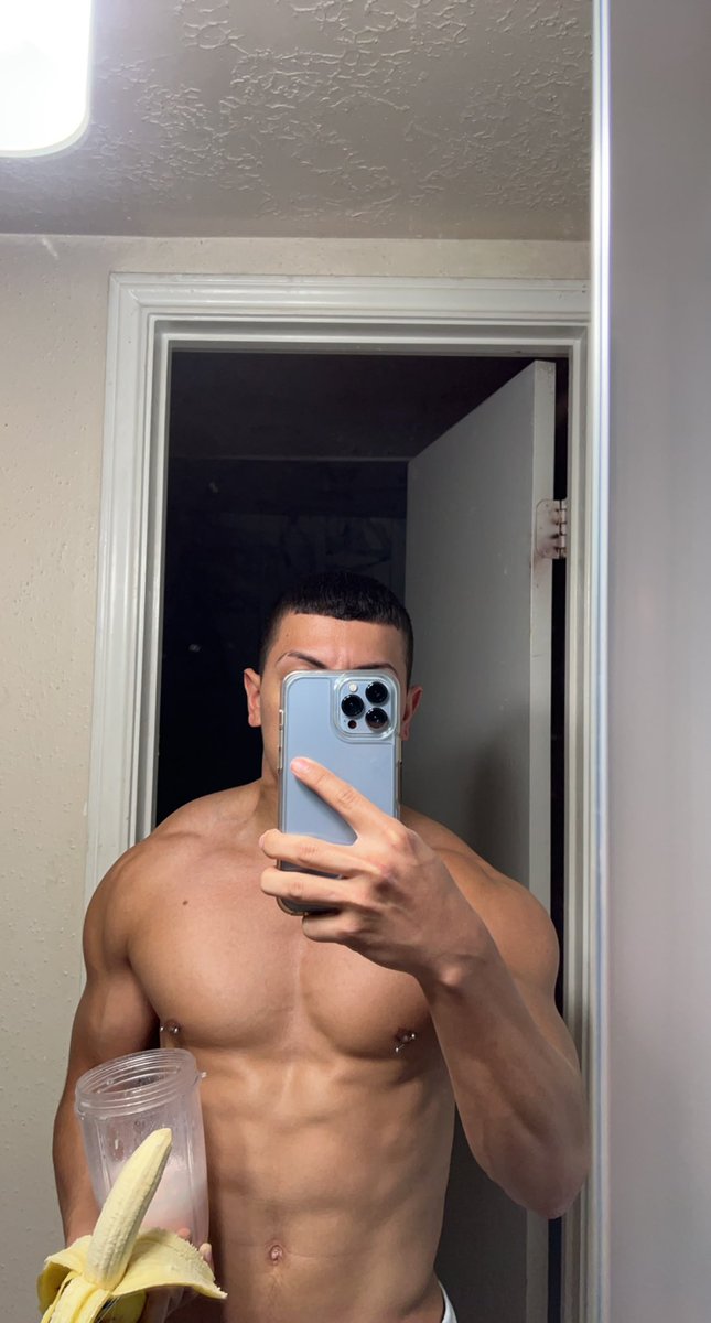 PapiiJoseA's tweet photo. Don’t forget to feed your body 😏💦 https://t.co/XFOBlwphSX