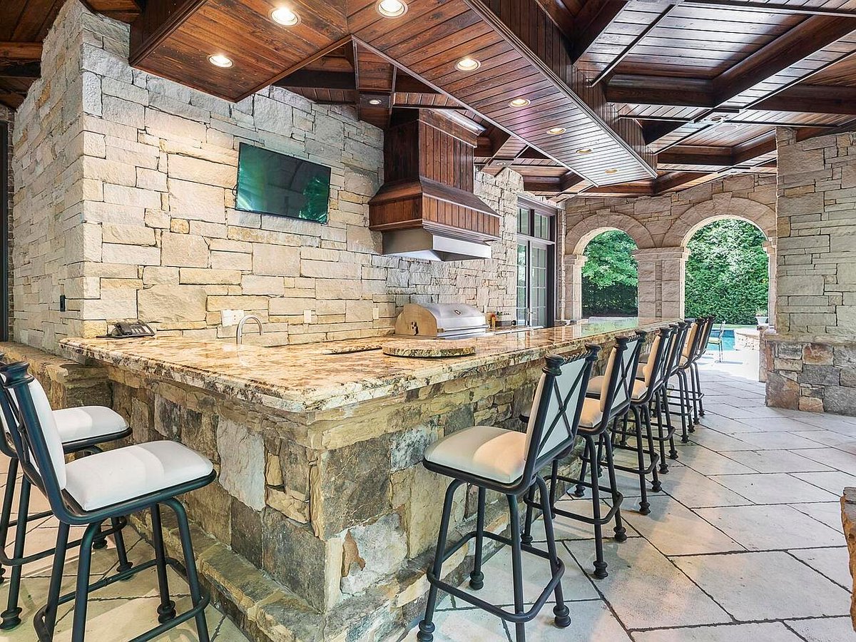 AmericasMansion's tweet photo. 1001 W Paces Ferry Rd. NW, Atlanta, GA is 21,439 square feet with 7 beds and 8.6 baths. It is listed for $9.499M with @debrajohnston

https://t.co/24Z0Kmuazs
#atlantaga #luxuryrealestate #luxuryhomes https://t.co/i9VdEhIwfK