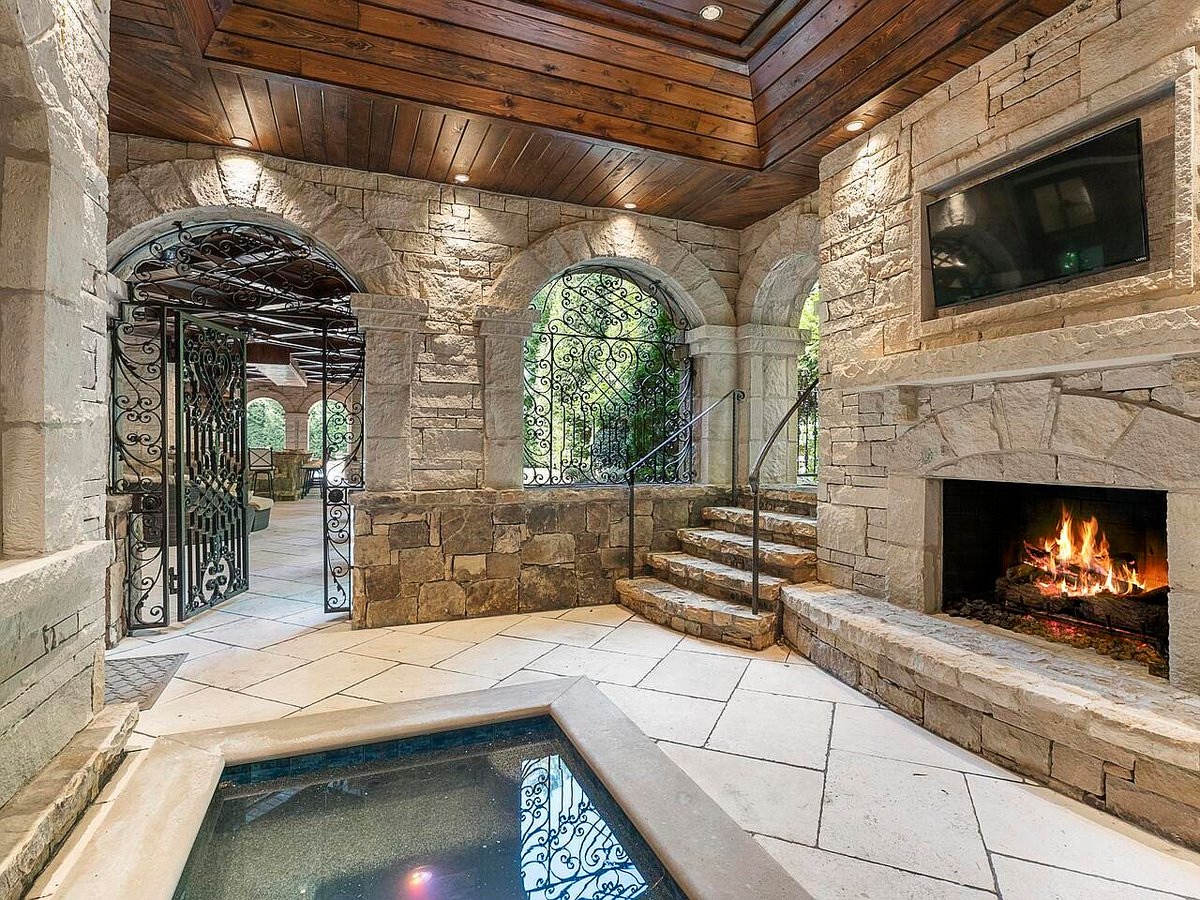 AmericasMansion's tweet photo. 1001 W Paces Ferry Rd. NW, Atlanta, GA is 21,439 square feet with 7 beds and 8.6 baths. It is listed for $9.499M with @debrajohnston

https://t.co/24Z0Kmuazs
#atlantaga #luxuryrealestate #luxuryhomes https://t.co/i9VdEhIwfK