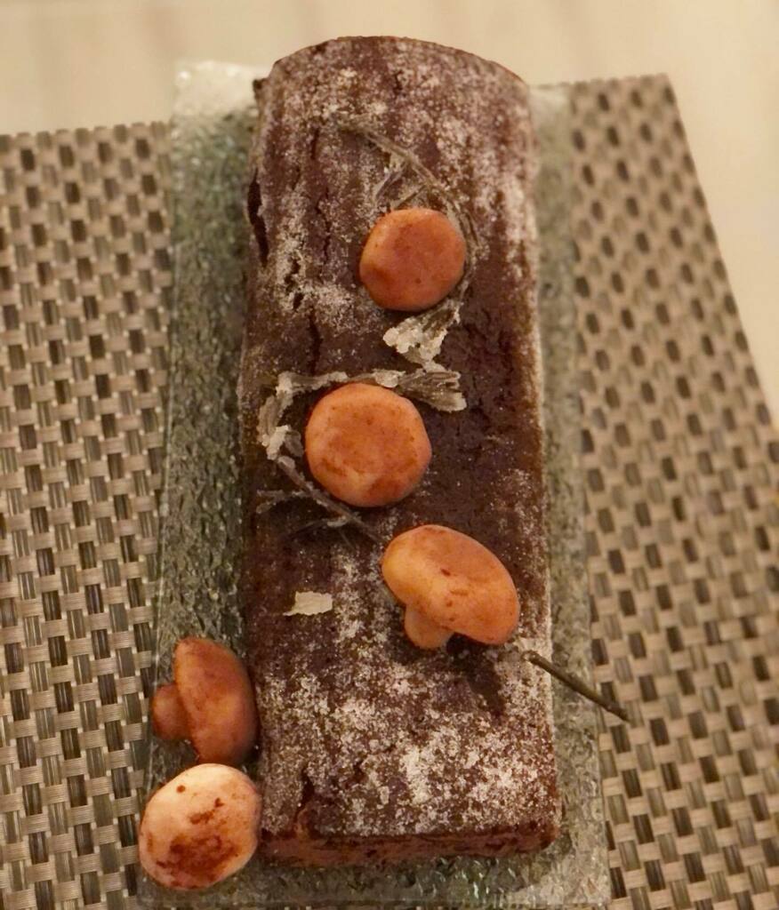 HealthyBellee's tweet photo. Christmas Yule Log!!! Yummy chocolate decadence 😋😋 
👉🏼 @healthybellee.to for more!

😘#sogood #instagood #instachef #fit #healthyfood #fitness #healthyeating #healthycooking #healthy #mealprep #delish #healthyrecipes #foodie #food #fitfood #fit #delic… https://t.co/yaJHFaM3xI https://t.co/WEuPipSe40